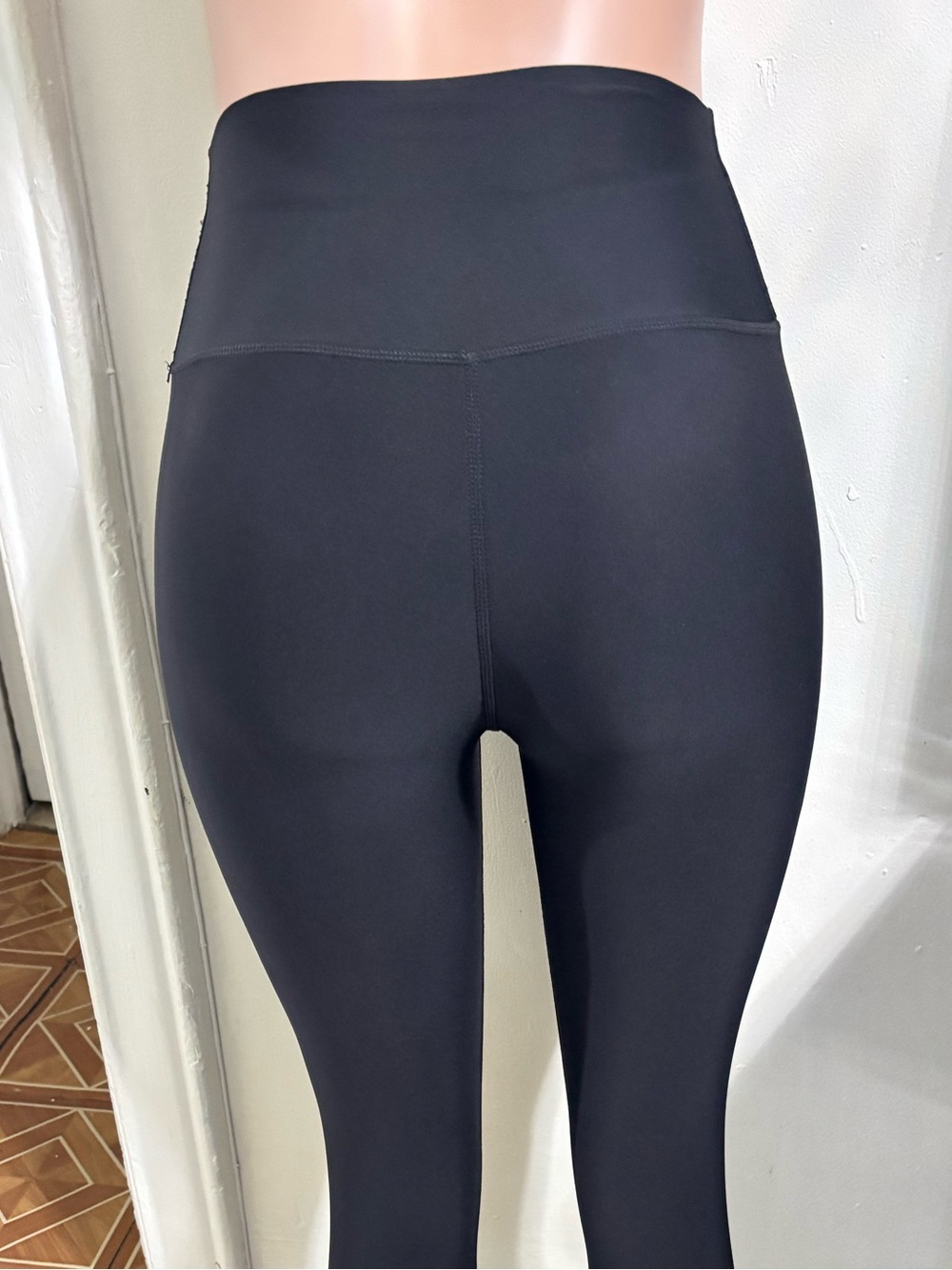ALO YOGA Women’s High-Waist Airlift Black Leggings - Picture 8 of 14